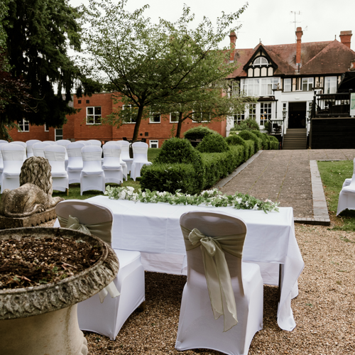 <p>OUTDOOR CEREMONY</p>
<p>@blueharephotography</p>